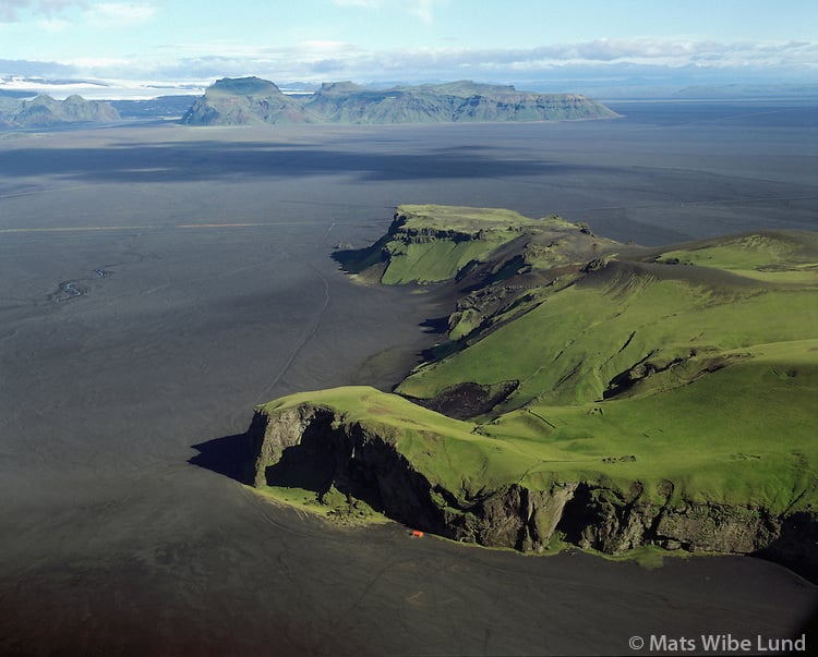 Hjörleifshöfði, séð til norðvesturs. Mýrdalsjökull. Mýrdalssandur. Mýrdalshreppur áður Hvammshreppur. Loftmynd. / Hjorleifshofdi - small mountain on the sand plains Myrdalssandur comming from volcanice eruptions under Myrdalsjokull - glacier in background. Aerial.