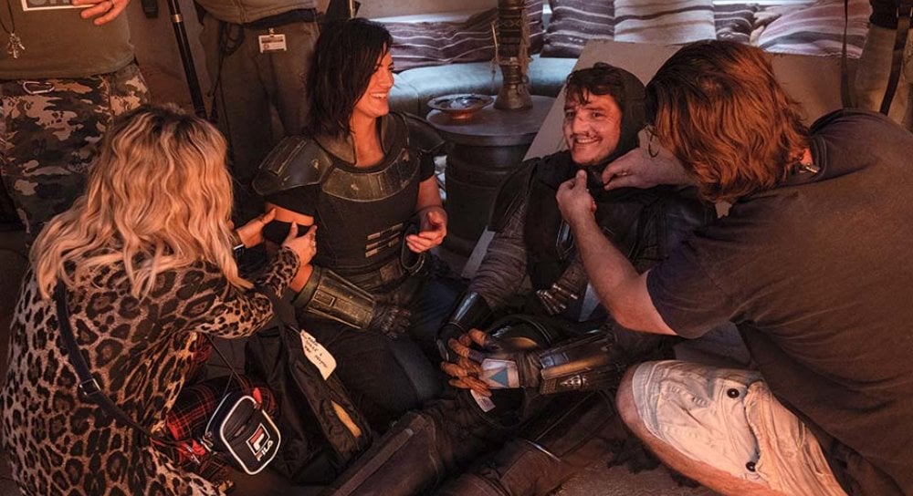 Pedro Pascal Physically Played The Mandalorian Much More In Season 2 Explains How He Approaches His Performance Star Wars News Net
