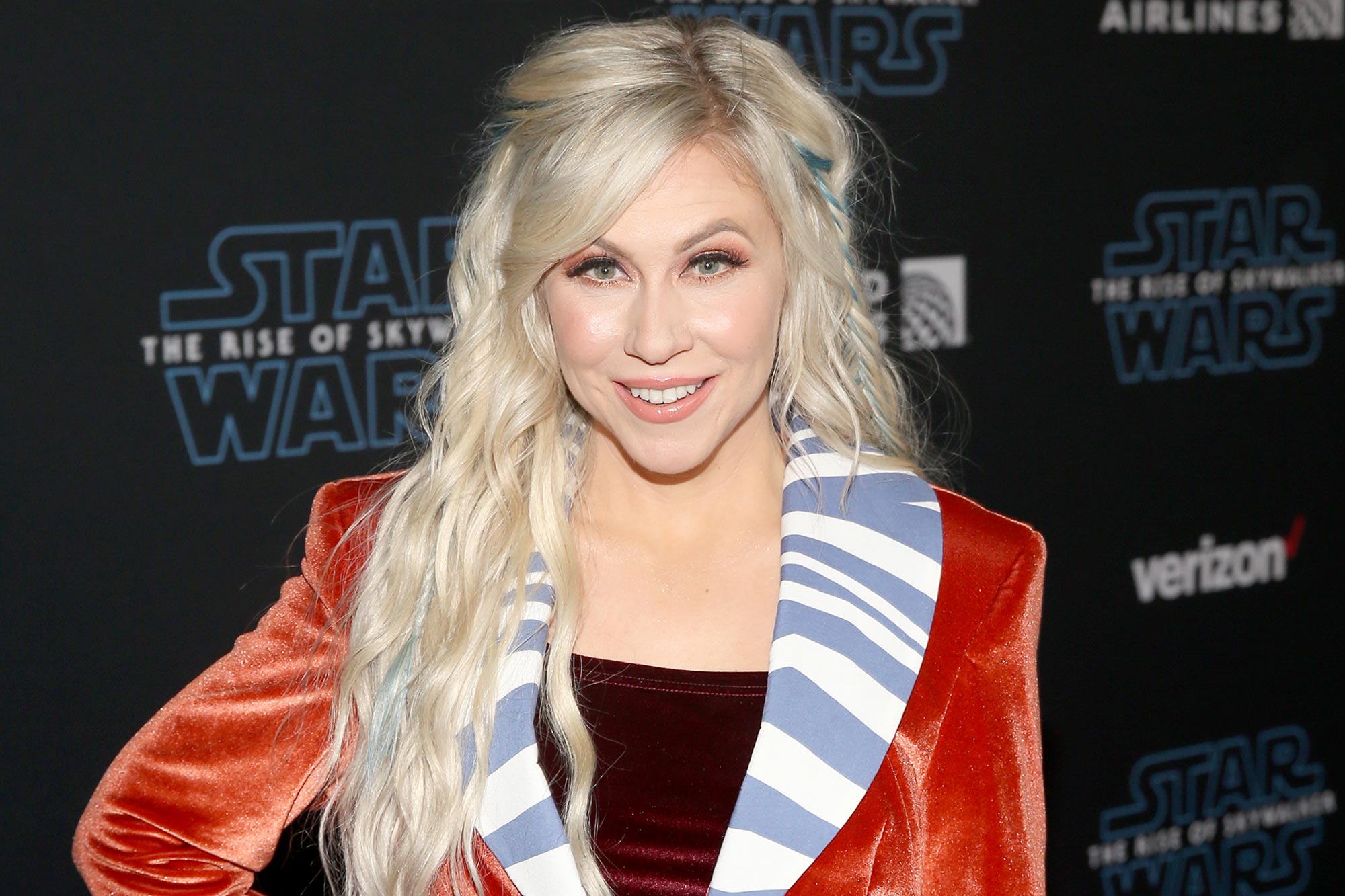 Ashley Eckstein (voice of Ahsoka Tano) at the Rise of Skywalker premiere.  Her love for this character is just so awesome. : r/StarWars