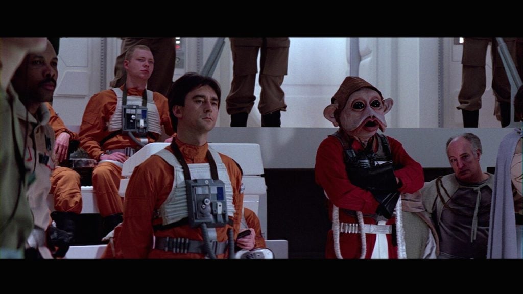 Nien Nunb next to Wedge Antilles at the Death Star briefing